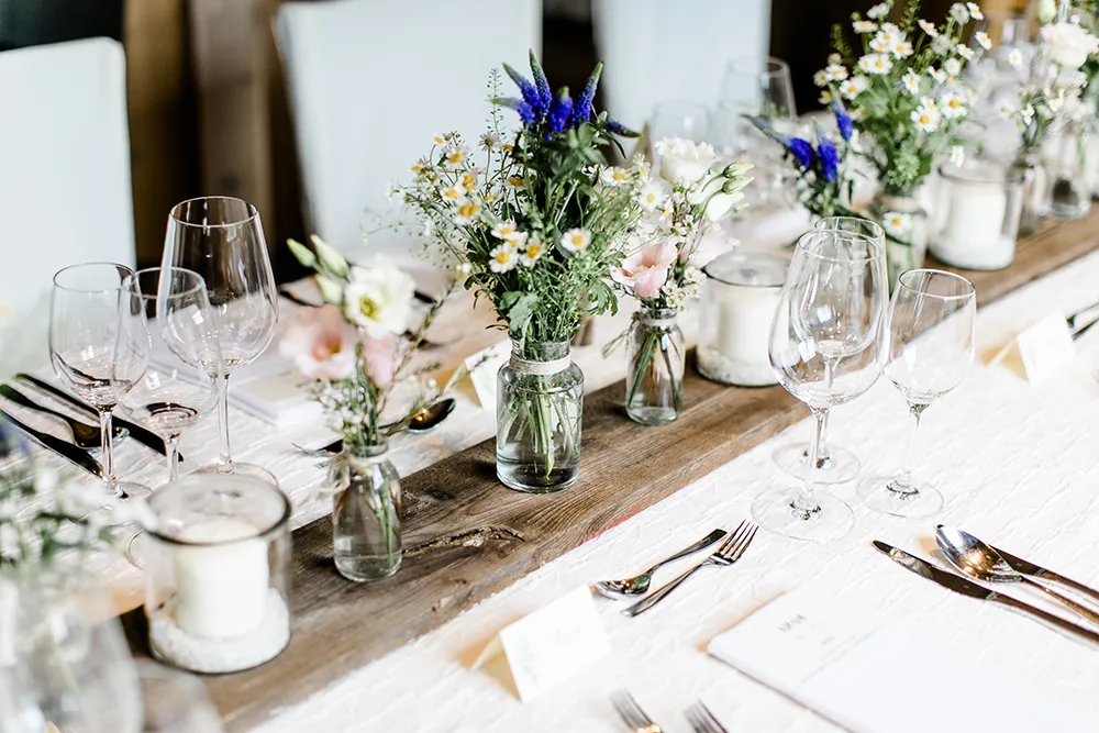 Schön dekorierter Tisch bei einer Hochzeitsfeier im Restaurant mit Blumenschmuck